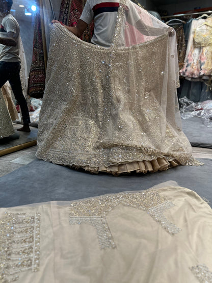 Lehenga llamativa con espejo dorado y blanco roto