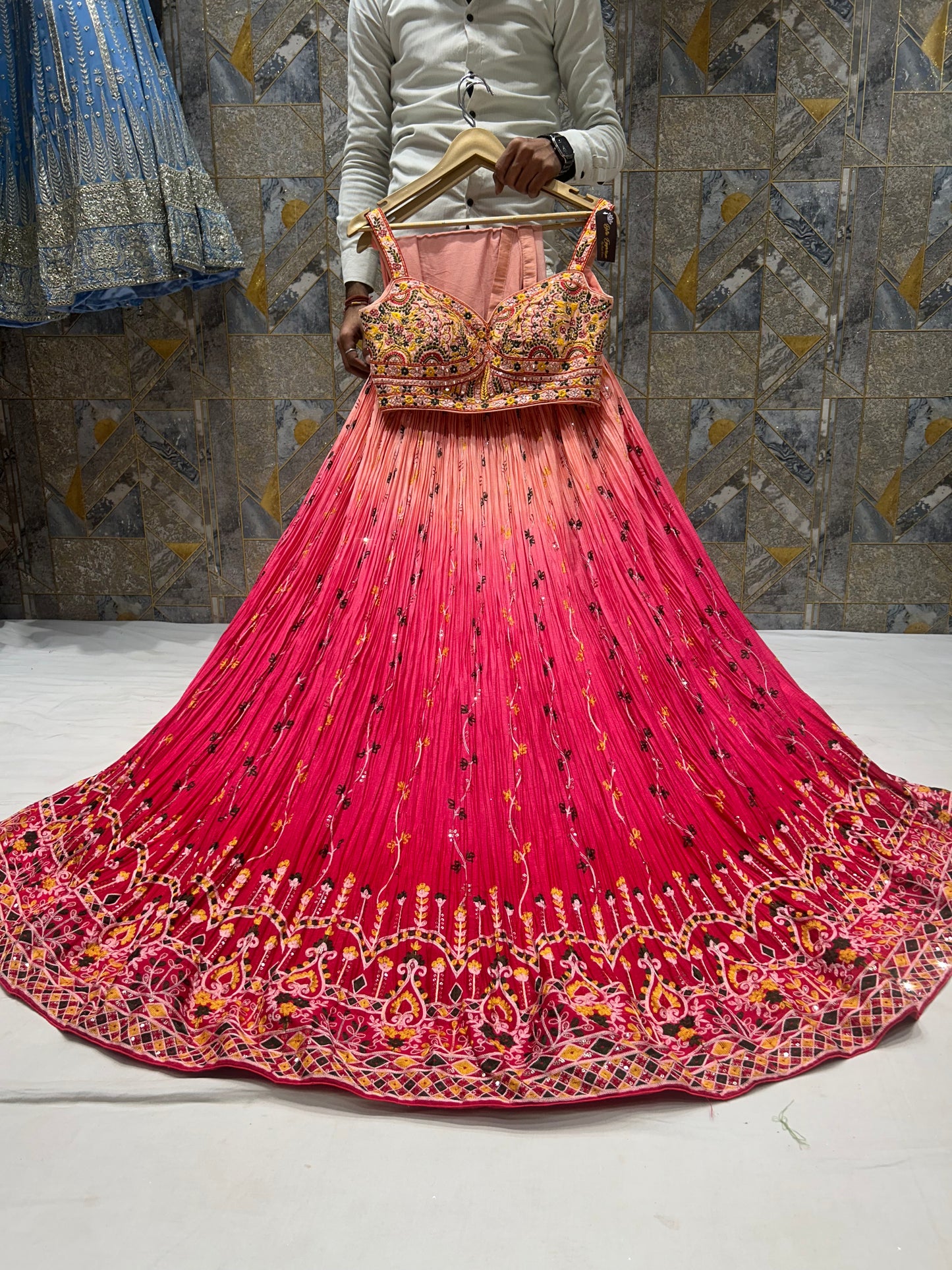 Lehenga con top corto de color rosa oscuro llamativo