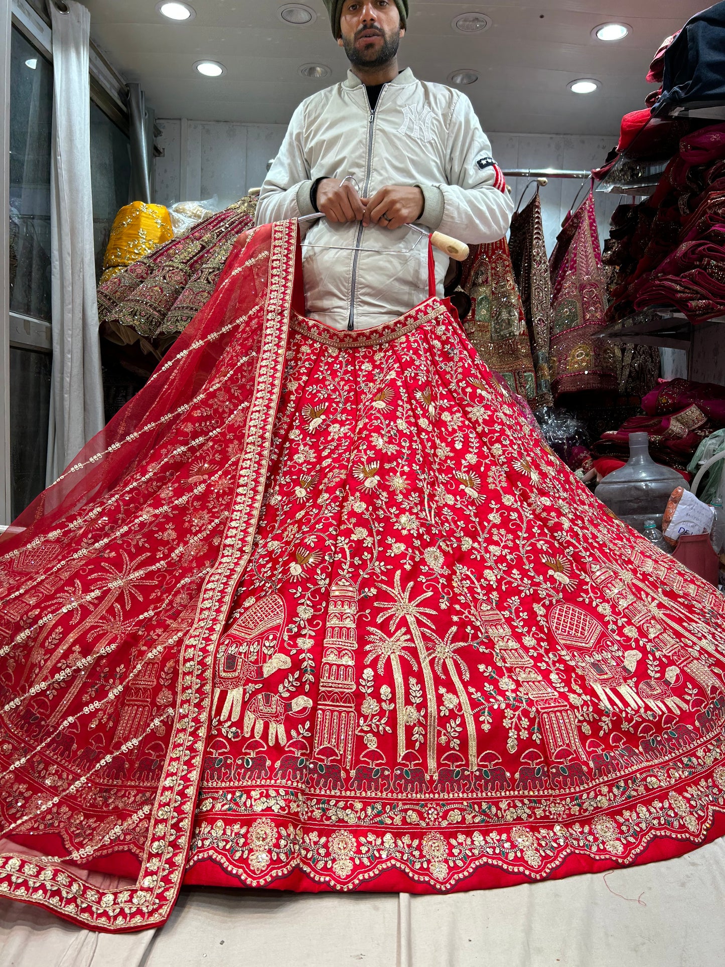 Lehenga nupcial con vuelo enorme de rani rojo de última diseñadora