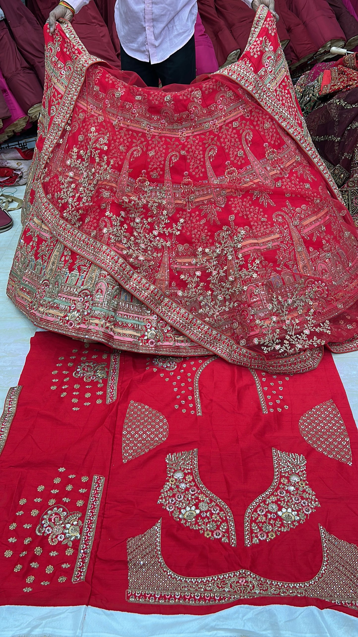 Lehenga nupcial de color rojo pavo real