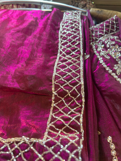 Lehenga de diseñador hecha a mano en color rosa oscuro