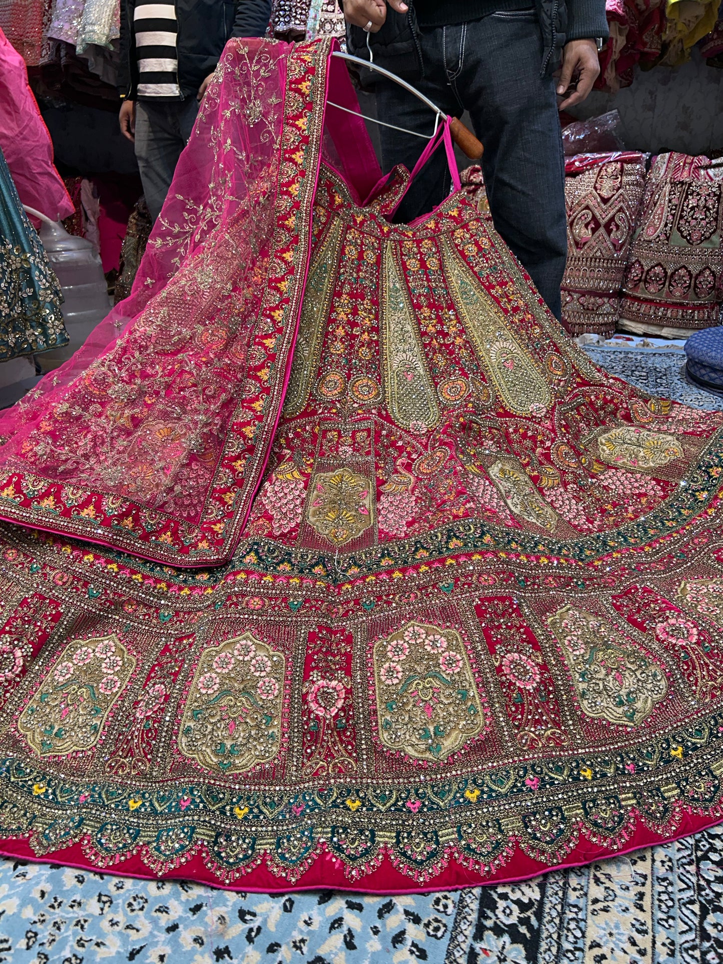 Increíble lehenga de novia roja