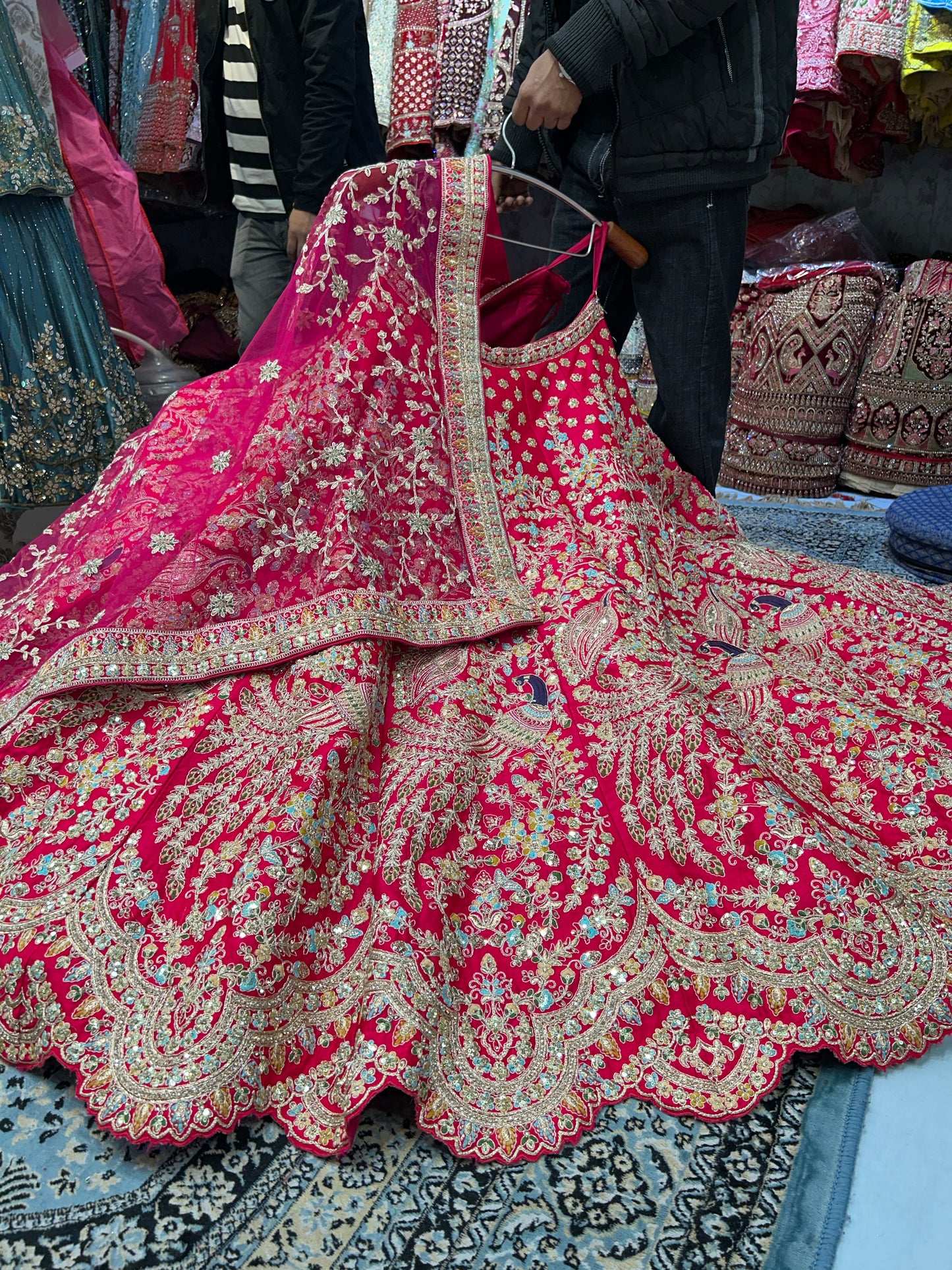 Magnífica lehenga nupcial pesada con estampado de pavo real rojo