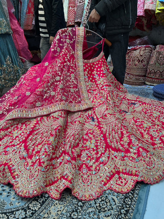 Magnífica lehenga nupcial pesada con estampado de pavo real rojo