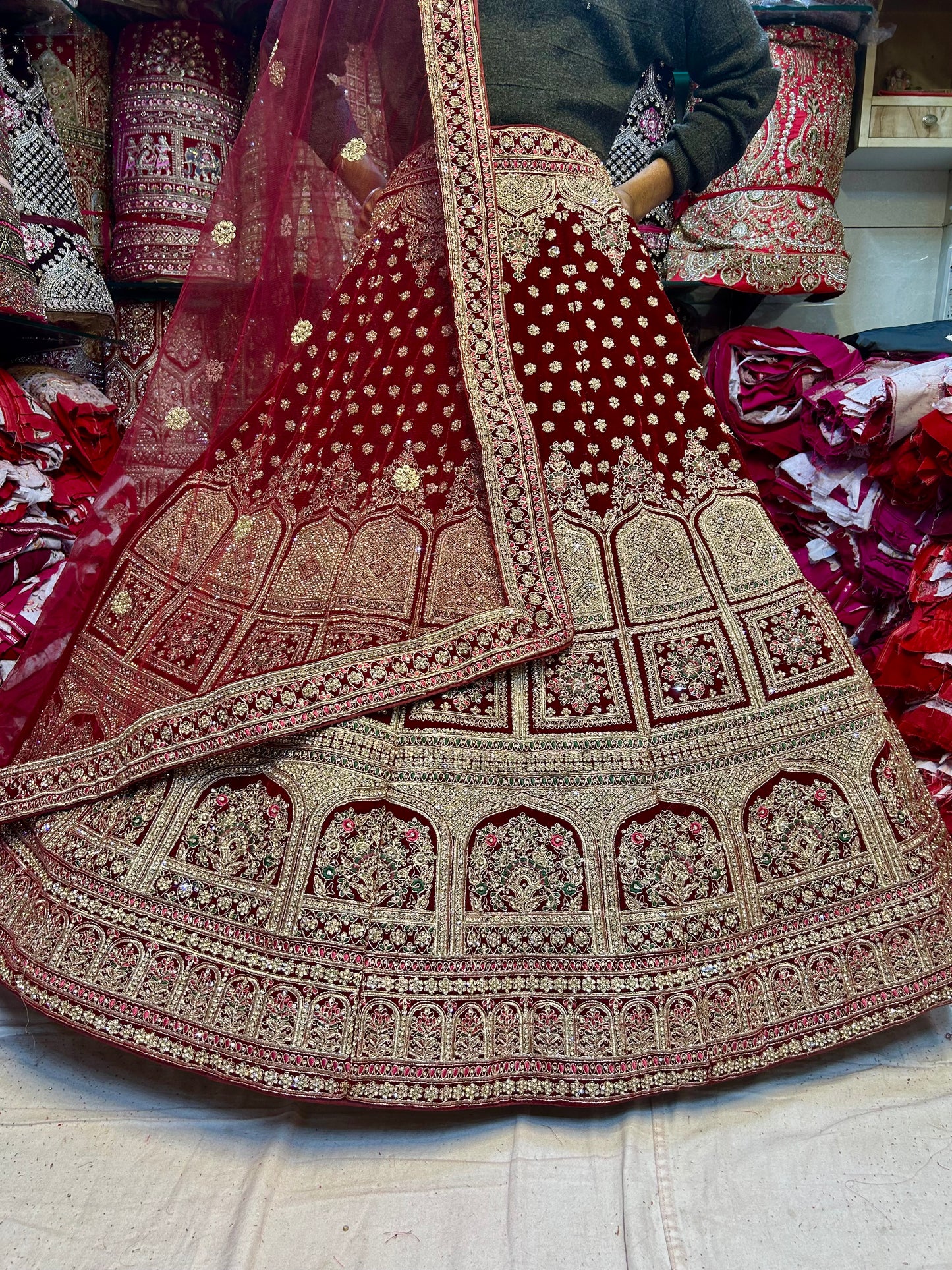 Increíble lehenga nupcial color granate