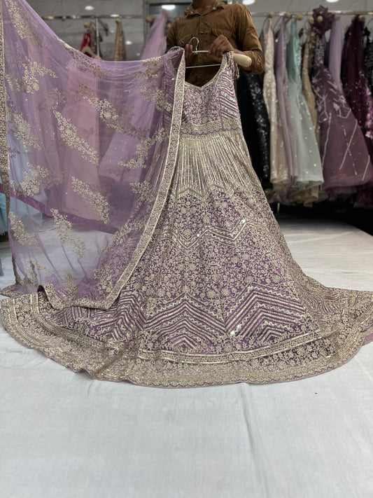 Hermoso vestido de color lila violeta claro