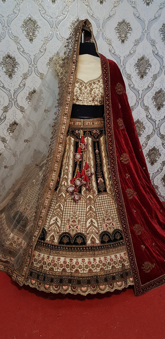 Lehenga nupcial con doble dupatta en color blanco granate que llama la atención