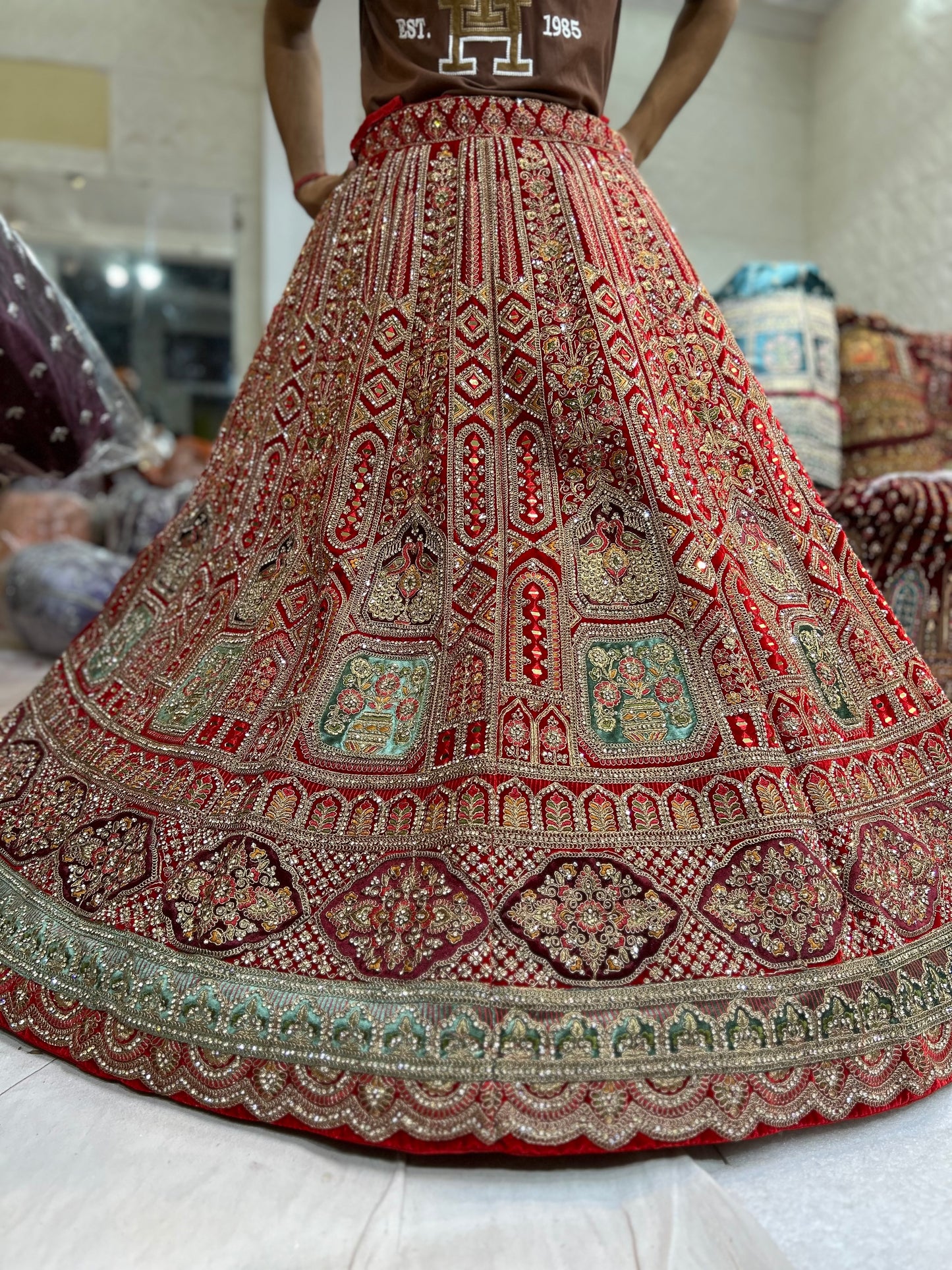 Elegante lehenga nupcial en color rojo y rosa