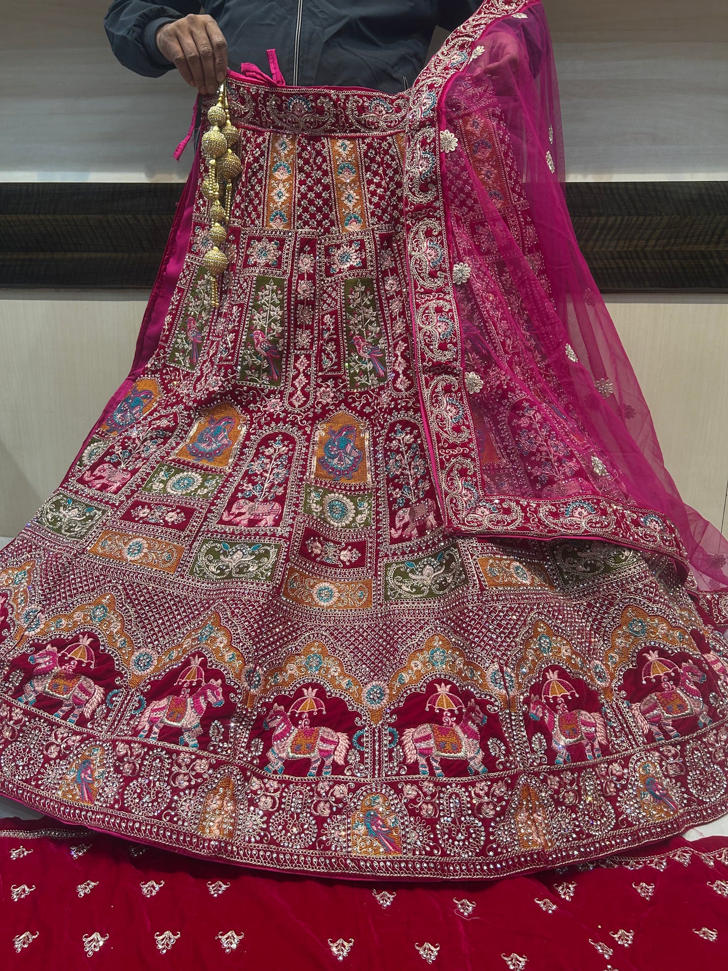 Preciosa lehenga nupcial roja doli barat rajwada