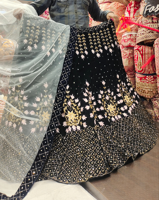 Famosa Lehenga negra Lehenga Shopping World