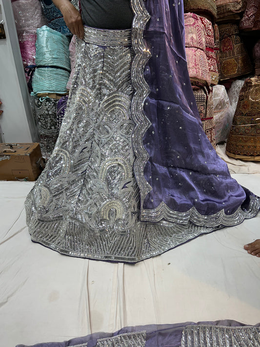 Lehenga violeta extraordinaria