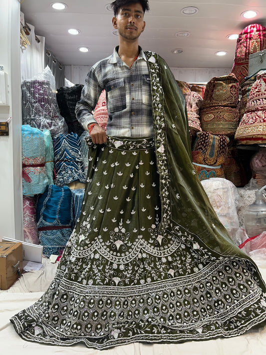 Lehenga verde oscuro de estilo femenino