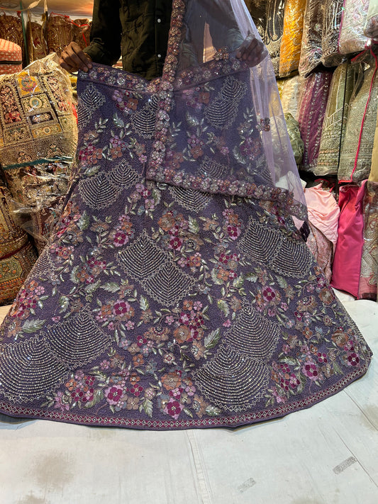 Lehenga de diseño en color morado