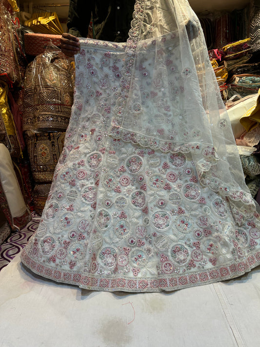 Extraordinaria lehenga rosa y blanca