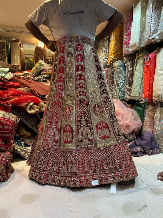 Lehenga majestuosa en color rojo, blanco y marfil