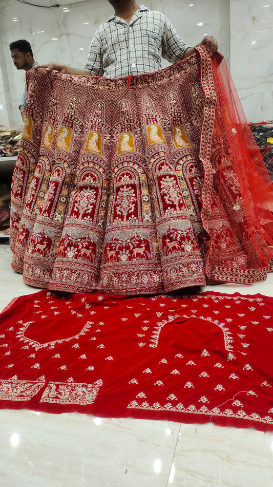 Concepto de figura LEHENGA nupcial roja