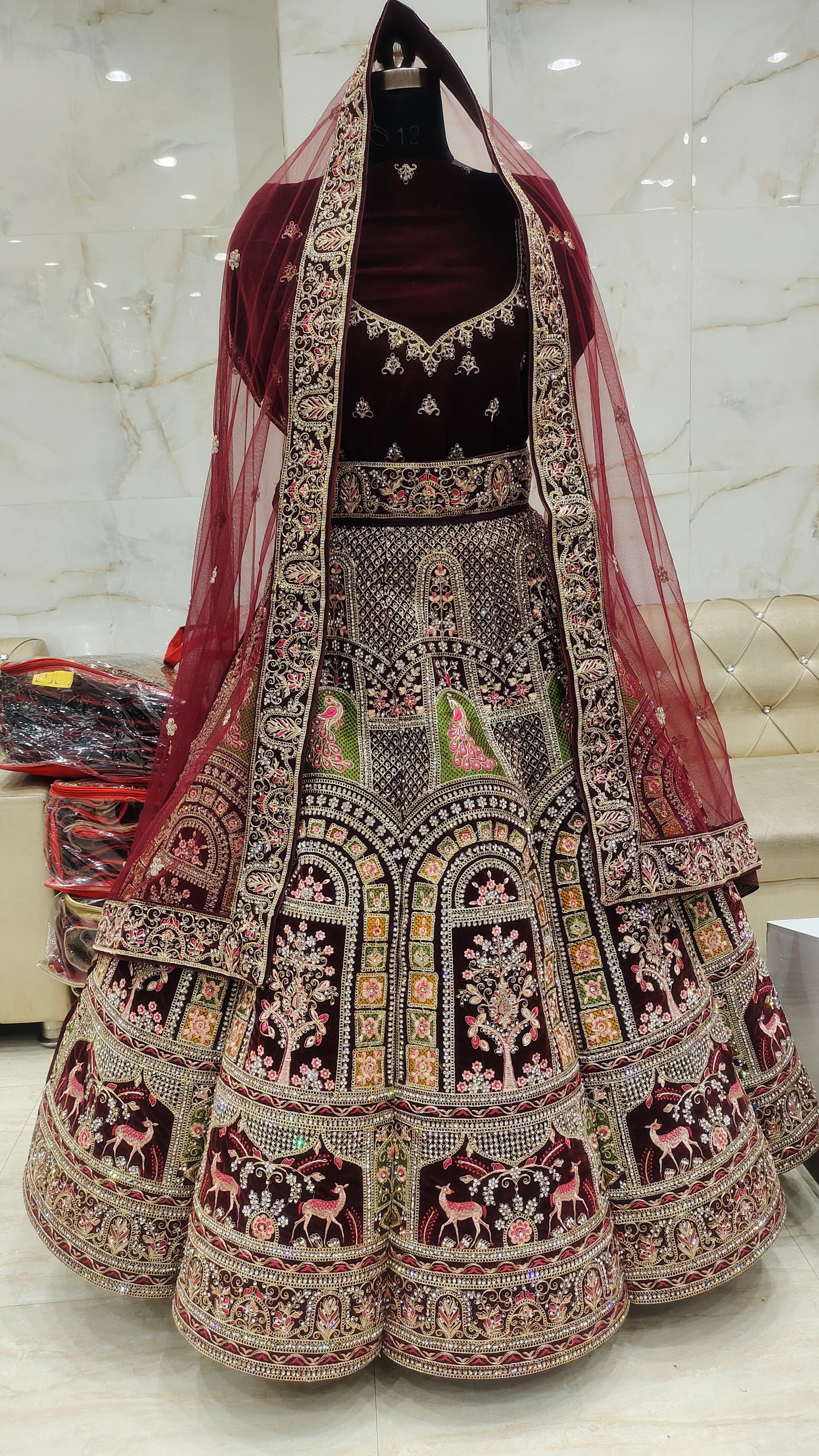 Concepto de figura fabulosa Lehenga marrón