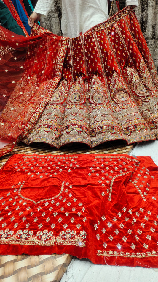 Preciosa lehenga con figura de círculo rojo