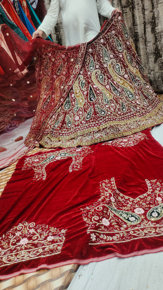 Lehenga nupcial multicapa hecha a mano en rojo