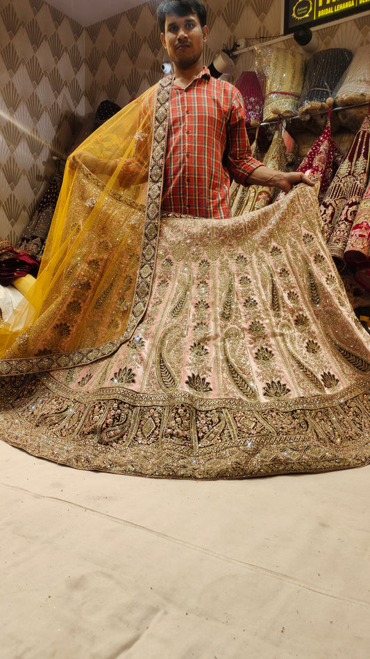 Increíble Lehenga de melocotón dorado