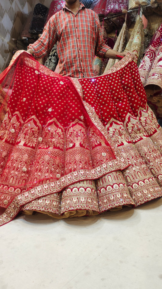 Lehenga nupcial con bola roja