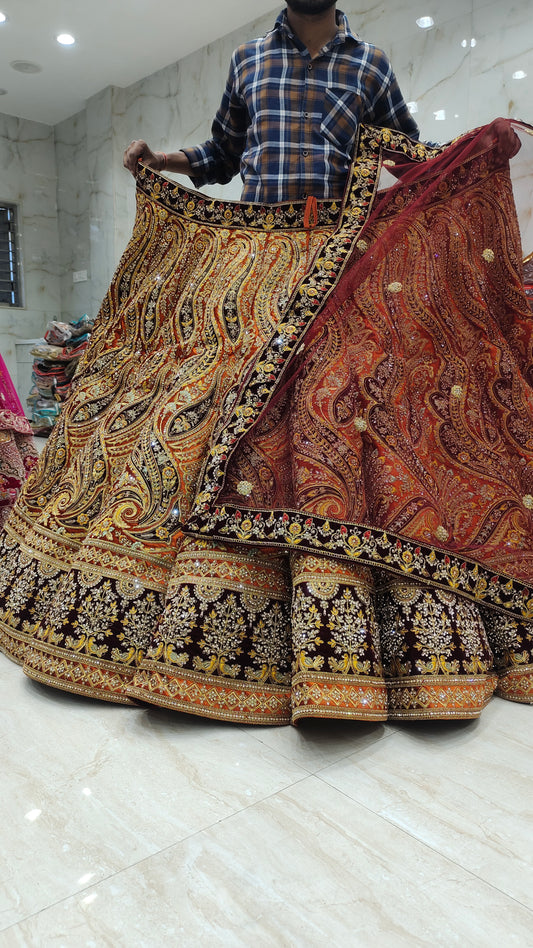 Lehenga nupcial con bola de color naranja mostaza