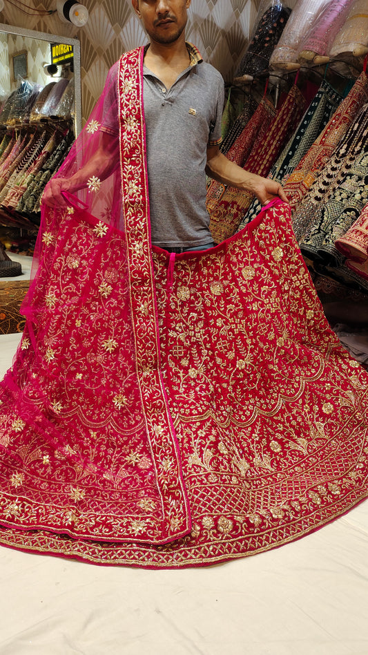 Lehenga nupcial roja hecha a mano en Dabka puro