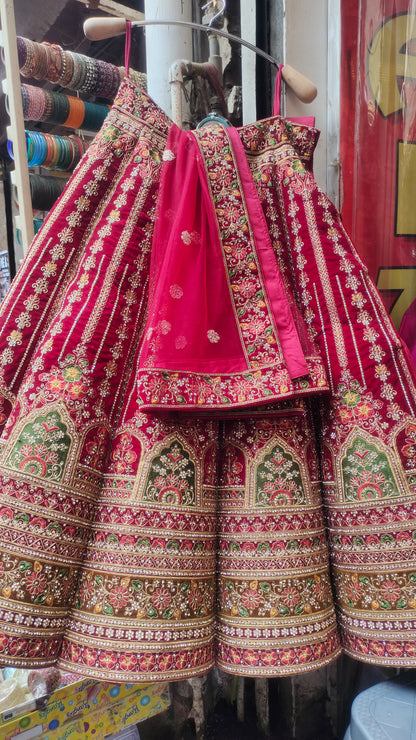 Lehenga nupcial de color rojo intenso