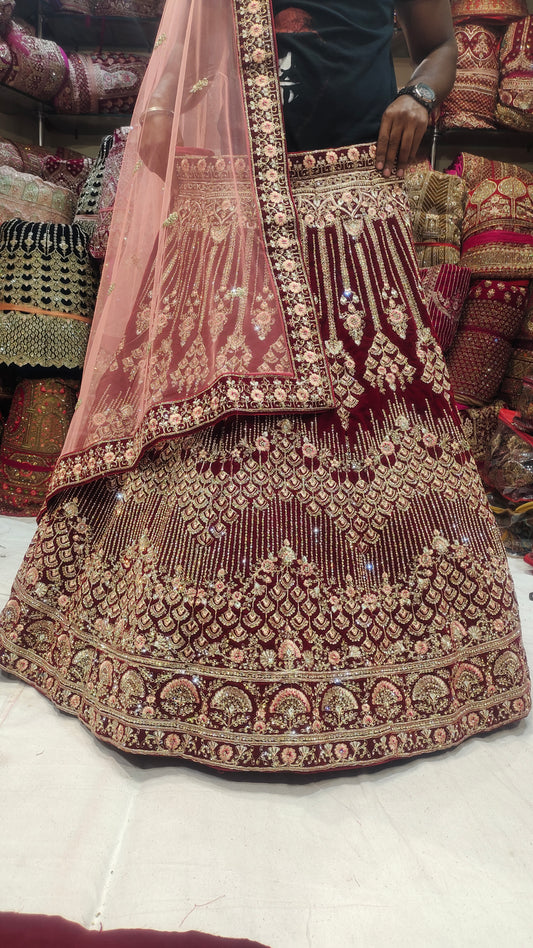 Lehenga nupcial elegante y bonita en color granate