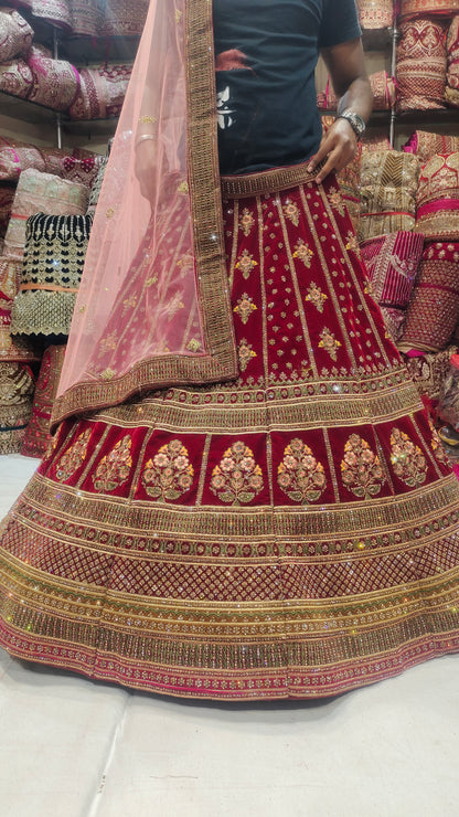 Increíble lehenga nupcial en color rojo granate