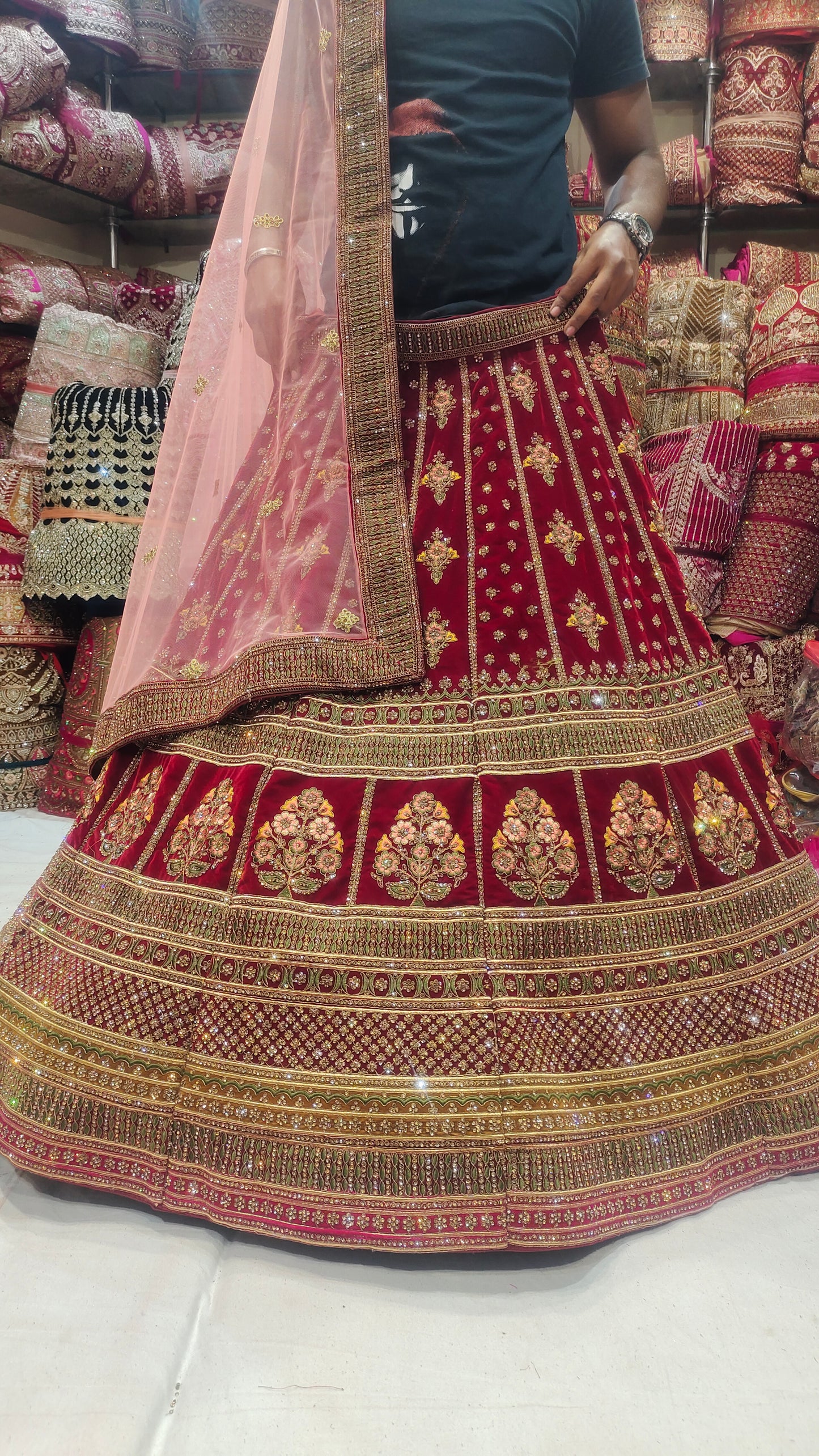 Increíble lehenga nupcial en color rojo granate