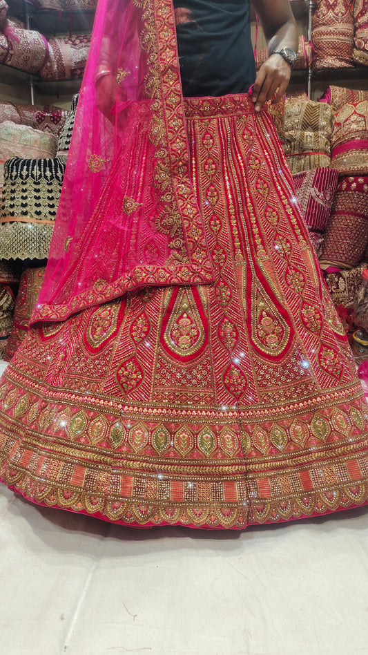 Hermosa lehenga nupcial de color rojo cereza rosado