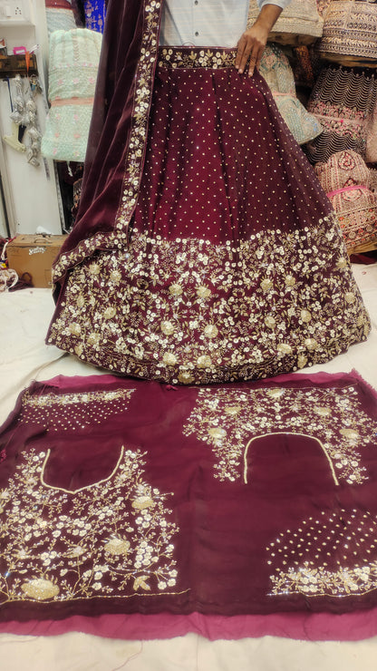 Blusa con borde grueso y lehenga color granate