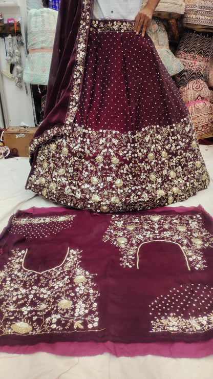 Blusa con borde grueso y lehenga color granate