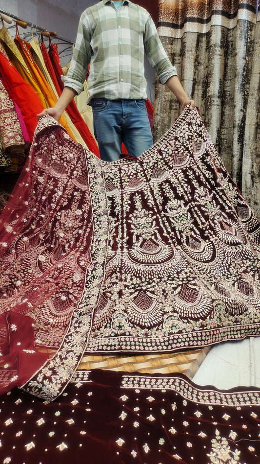 Impresionante lehenga hecha a mano en color granate y rojo