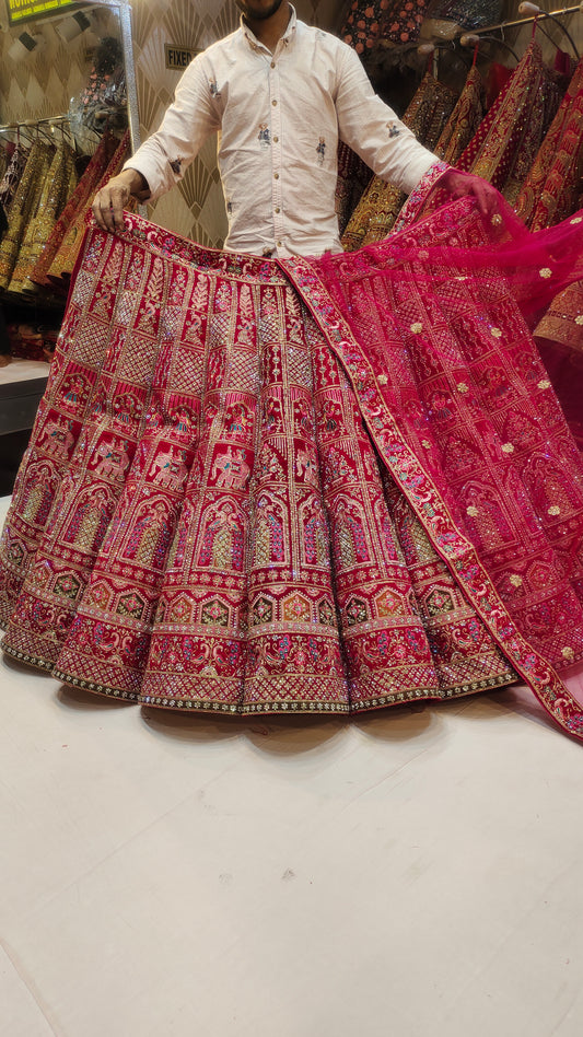 Lehenga hecha a mano en un lujoso tono rojo