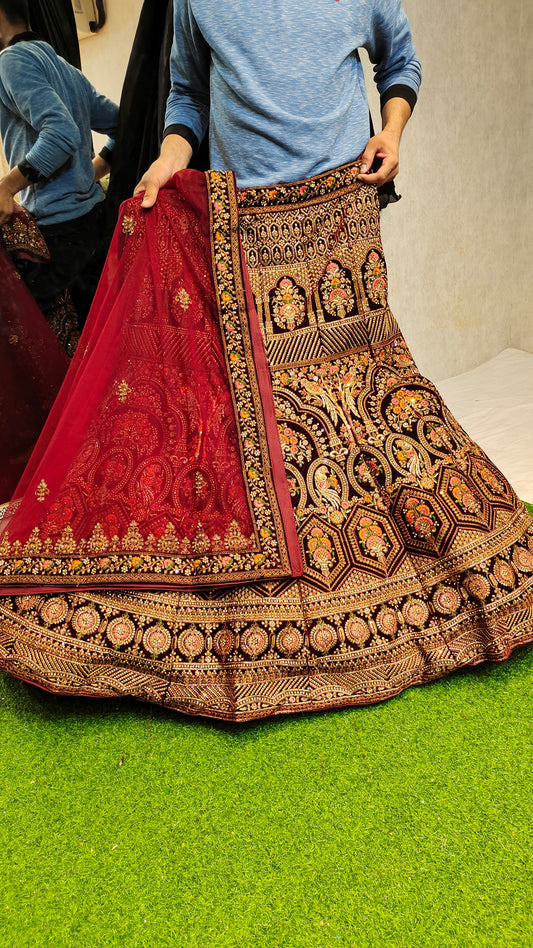 Lehenga nupcial pesada de color rojo granate