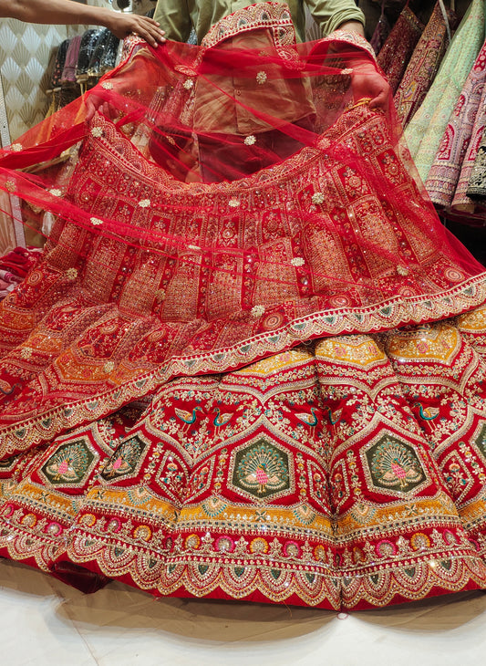 Lehenga nupcial con bola roja pesada