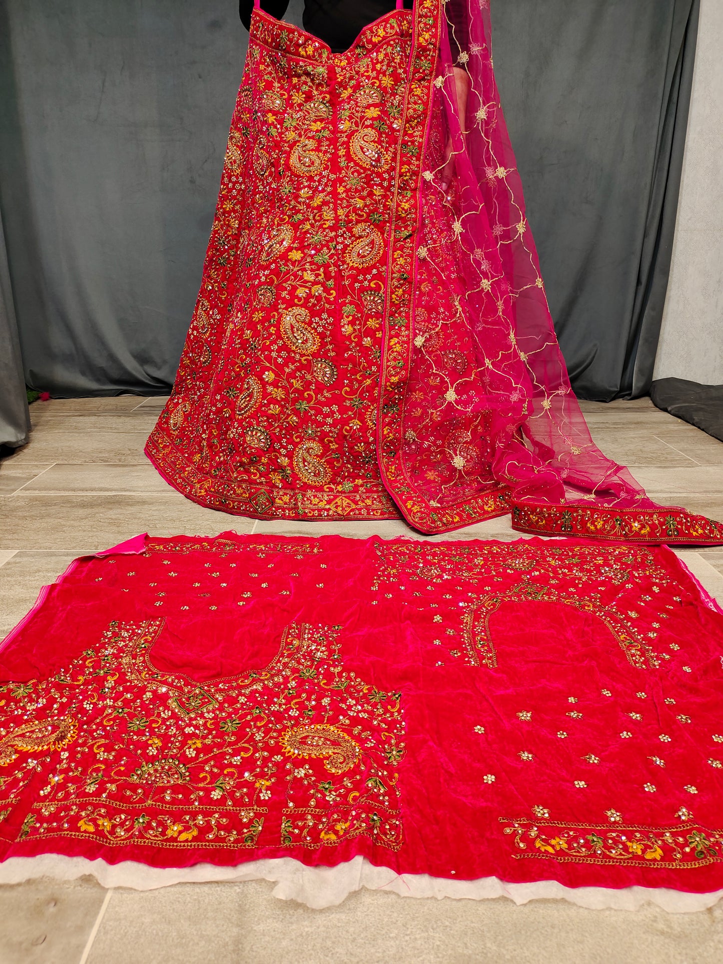 Preciosa lehenga nupcial roja