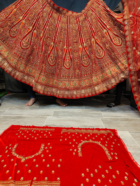 Lehenga nupcial de color rojo intenso