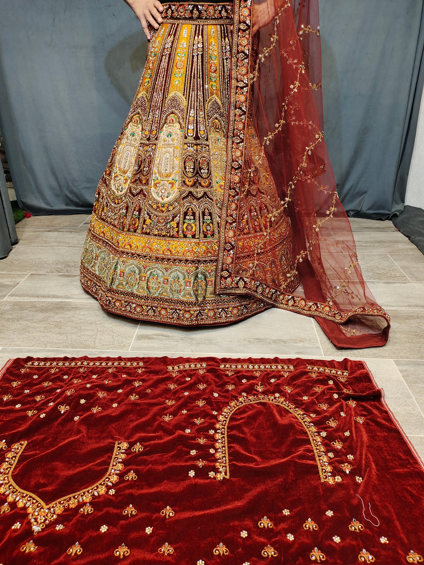 Lehenga nupcial color granate de niña