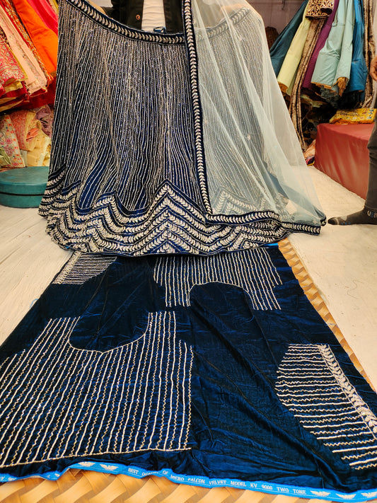 Lehenga azul en zigzag con contraste intenso