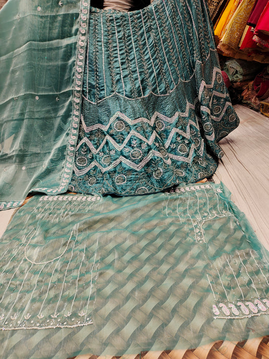 Lehenga majestuosa de color blanco y verde