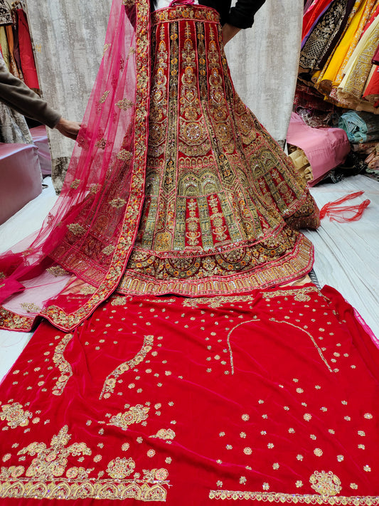 Lehenga rosa roja pesada de Marwari