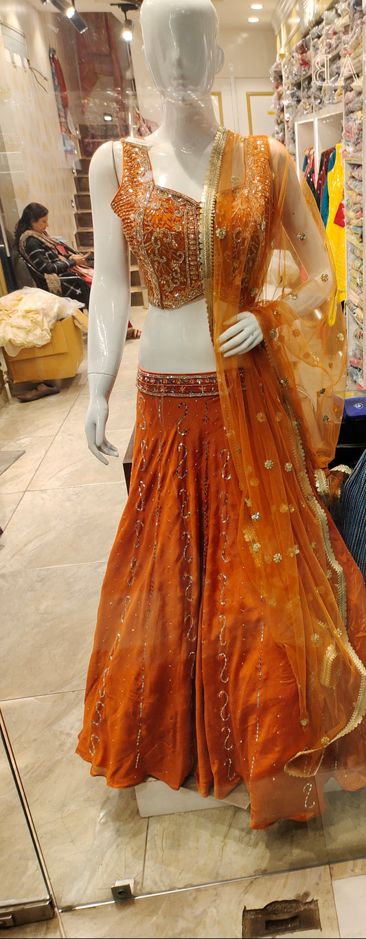 Lehenga naranja con secuencia de ropa de fiesta