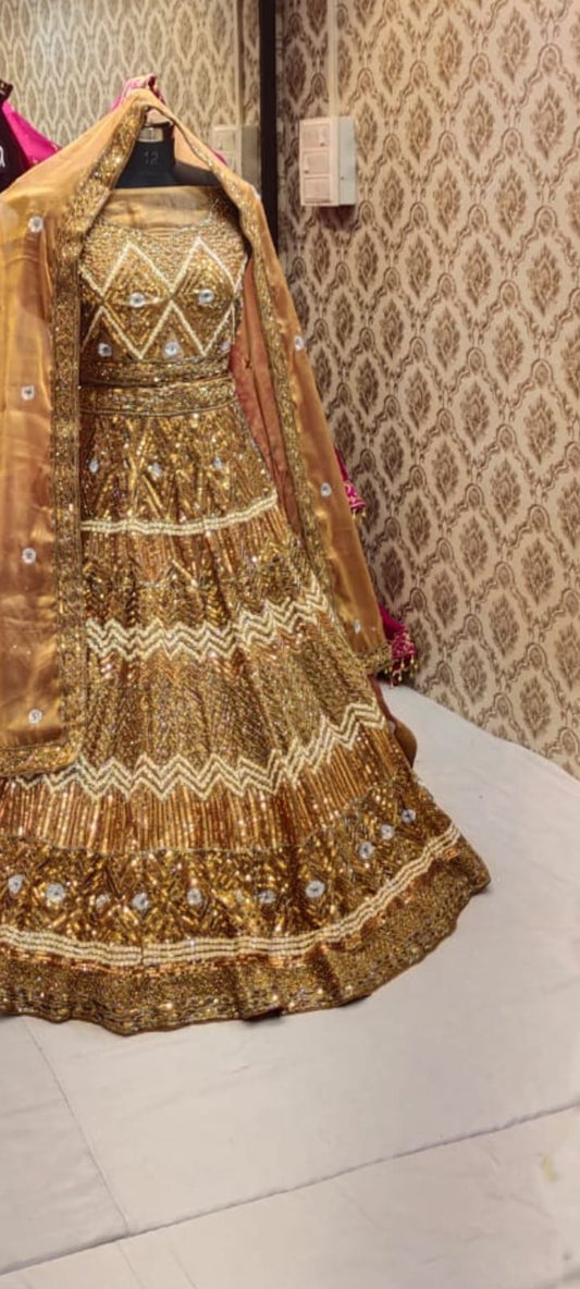 Lehenga de diseñador adornada con oro ❤️