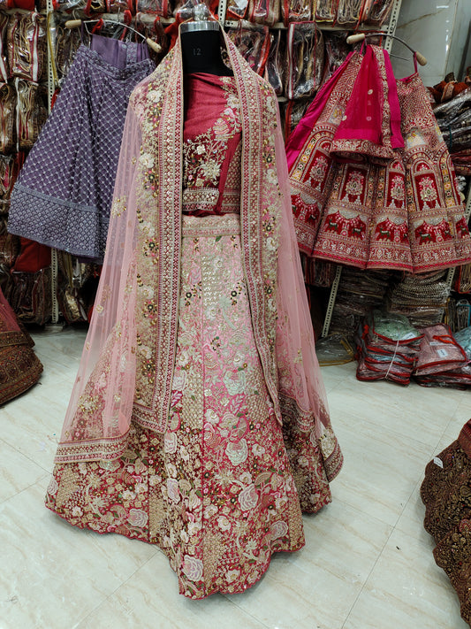 Preciosa lehenga de color rosa melocotón