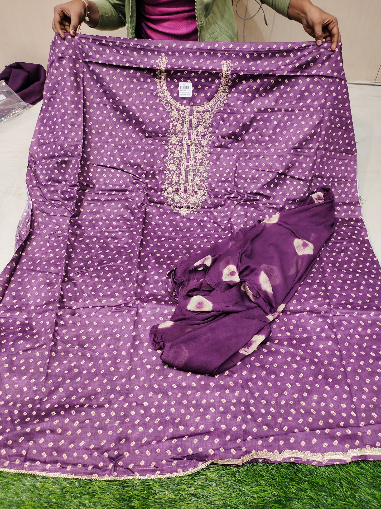 Impresionante material de vestir de traje Salwar sin coser de color morado (talla única)