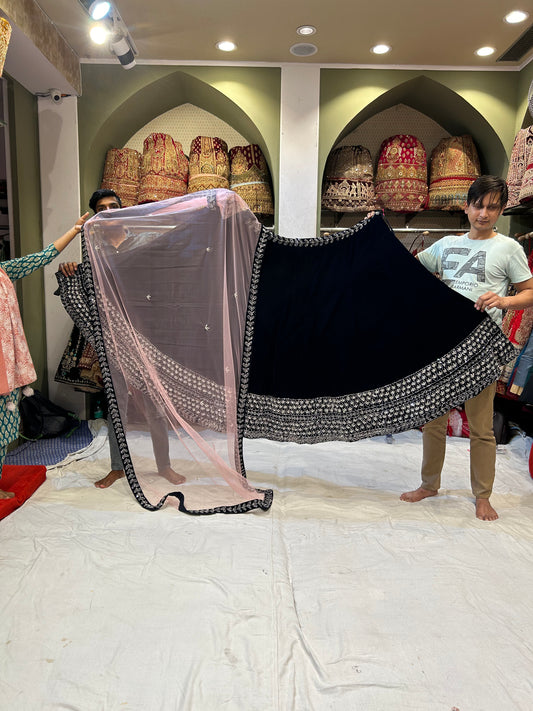 Fantástica lehenga con borde azul intenso en contraste