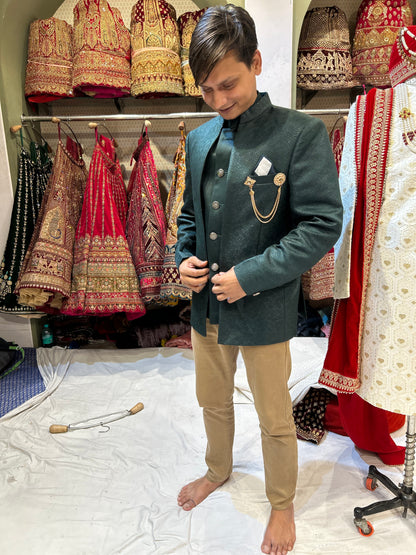 Impresionante chaqueta verde tipo sherwani para hombre